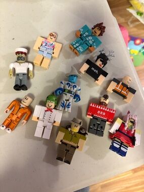 Roblox Collectible Mini Figures - Multicolor Playset